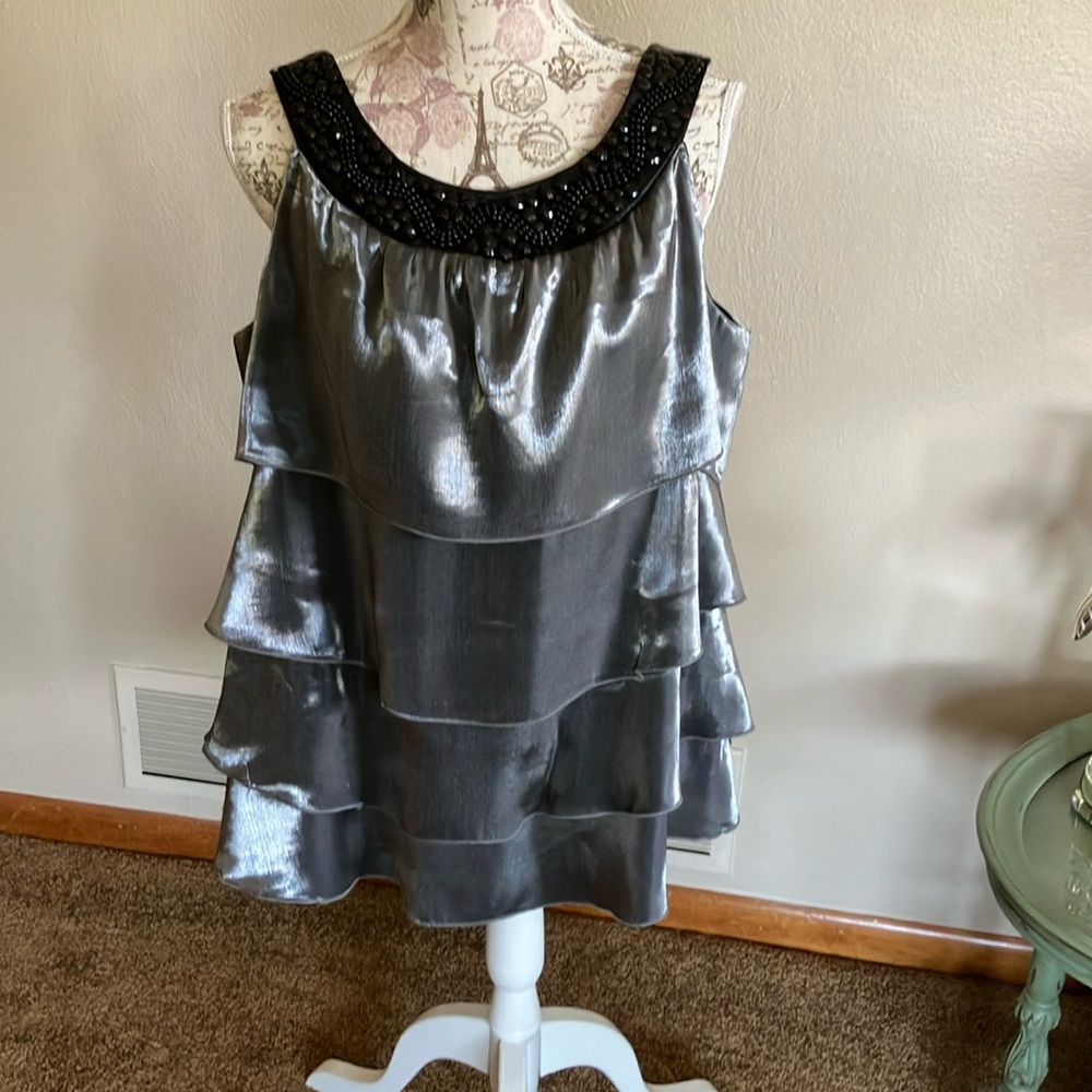 DRESSBARN SILVER & BLACK SLEEVELESS SILKY TOP WITH BLACK BEADED NECK. SIZE XL.
